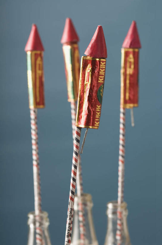 无人,竖图,室内,特写,白天,正面,鞭炮,蓝色背景,朦胧,模糊,导火线,摄影,影棚,印度文化,爆竿,爆仗,爆竹,鞭爆,炮仗,彩图,影棚拍摄,拍摄