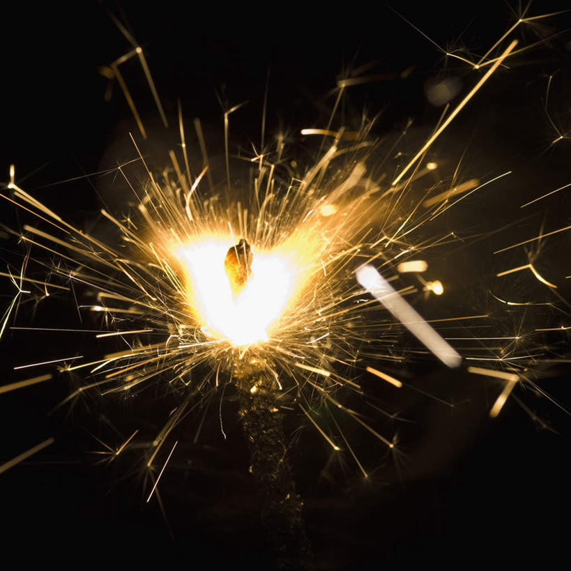 无人,横图,室内,特写,白天,正面,鞭炮,黑色背景,朦胧,模糊,火花,点燃,导火线,摄影,影棚,爆裂,爆竿,爆仗,爆竹,鞭爆,炮仗,彩图,影棚拍摄,拍摄