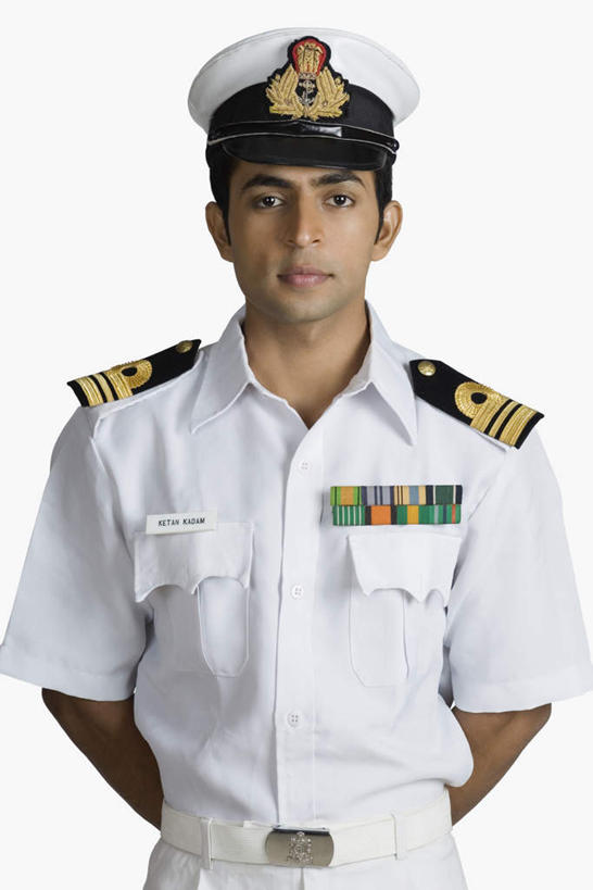 一个人,站,竖图,室内,白天,白色背景,正面,工作服,制服,亚洲,仅一个男性,仅一个人,注视,仅一个年轻男性,观察,看,站着,摄影,军帽,影棚,观看,军人,察看,军装,关注,海军,背手,工作制服,男人,男性,年轻男性,亚洲人,印度人,站立,半身,彩图,影棚拍摄,工作套服,拍摄