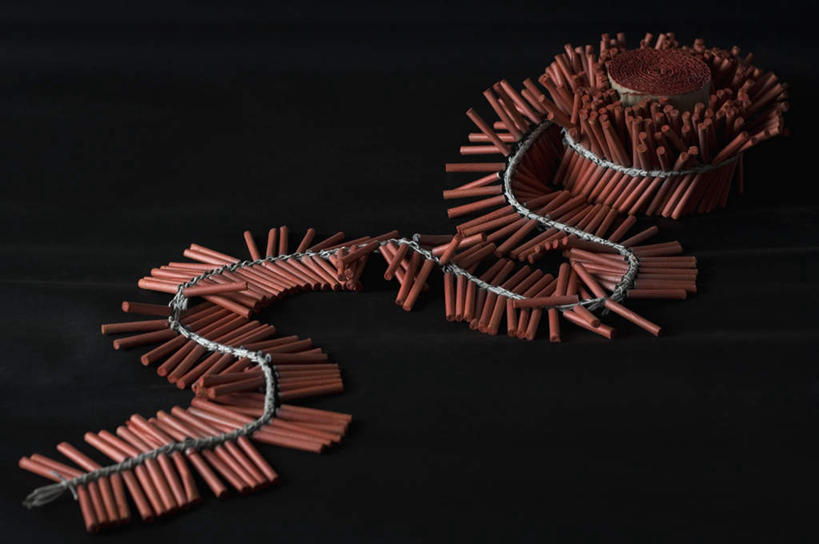 无人,横图,俯视,室内,特写,白天,鞭炮,黑色背景,导火线,摄影,影棚,爆竿,爆仗,爆竹,鞭爆,炮仗,彩图,高角度拍摄,影棚拍摄,拍摄