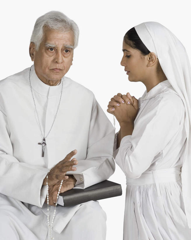 两个人,牧师,传教士,站,闭眼,双手交叉,竖图,室内,白天,白色背景,侧面,书籍,亚洲,祈祷,站着,摄影,影棚,男人,男性,女人,女性,中年男性,中年女性,亚洲人,印度人,书,图书,传道者,祭司,教士,神甫,神父,闭眼睛,闭着眼,闭着眼睛,十字手,站立,半身,彩图,影棚拍摄,拍摄