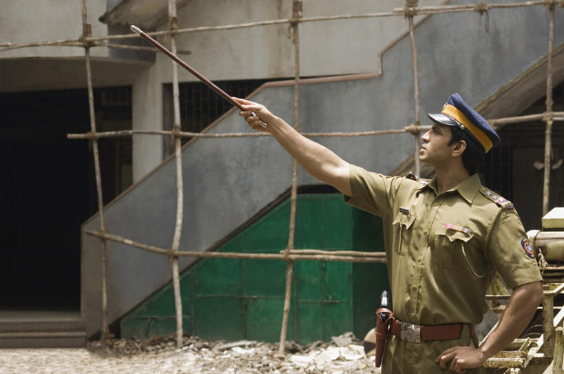 一个人,栏杆,站,横图,室外,白天,正面,工作服,制服,楼梯,亚洲,仅一个男性,仅一个人,握,阴影,光线,扶手,影子,阶梯,拿,拿着,注视,手叉腰,护栏,台阶,施工,仅一个年轻男性,阳光,框架,建筑工地,叉腰,观察,看,站着,握着,军帽,观看,军人,察看,关注,军服,地盘,建筑地盘,施工地盘,工作制服,男人,男性,年轻男性,亚洲人,印度人,抬头,仰头,站立,半身,彩图,工作套服,工地,木杆