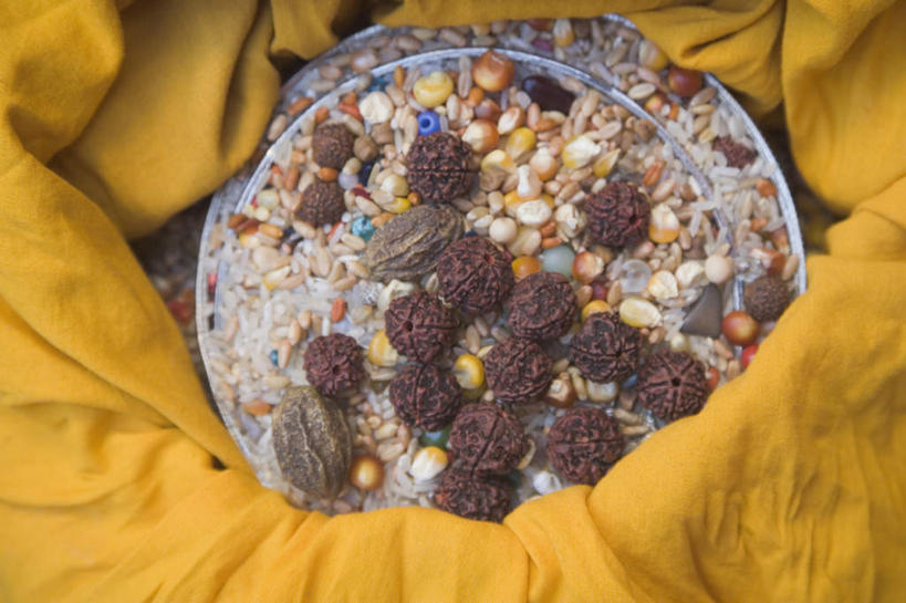 无人,横图,俯视,室内,特写,白天,餐具,一堆,许多,堆叠,堆积,朦胧,模糊,碟子,盘,珠子,黄色,盘子,碟,堆,袈裟,法衣,舍利子,彩图,高角度拍摄