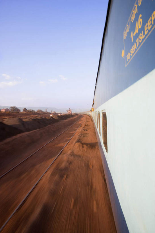 无人,竖图,室外,白天,正面,消失点,旅游,度假,美景,道路,路,公路,火车,印度,亚洲,朦胧,模糊,地平线,景观,云,云朵,辽阔,地面,交通,云彩,娱乐,车,蓝色,白云,蓝天,天空,自然,交通工具,天,享受,休闲,广阔,景色,放松,晴朗,一望无际,自然风光,载具,延伸,南亚,卡纳塔克邦,印度共和国,天地相交,无边无际,一马平川,卡纳塔克,晴空,马路,彩图