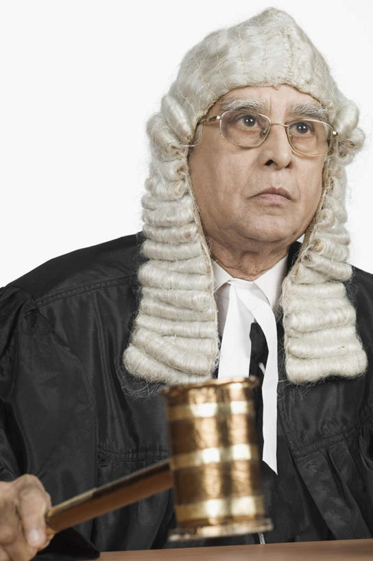 一个人,法官,站,坐,竖图,室内,白天,白色背景,侧面,工作服,制服,亚洲,仅一个男性,仅一个人,仅一个中年男性,握,假发,眼镜,拿,拿着,注视,垫子,观察,看,站着,拍卖槌,拍卖锤,握着,摄影,影棚,观看,察看,关注,近视眼镜,法槌,工作制服,法锤,男人,男性,中年男性,亚洲人,印度人,站立,坐着,半身,彩图,影棚拍摄,工作套服,拍摄,判事,推事