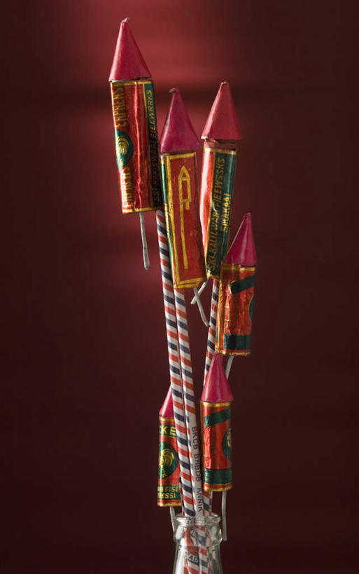 无人,竖图,室内,特写,白天,正面,静物,鞭炮,红色背景,朦胧,模糊,导火线,摄影,影棚,爆竿,爆仗,爆竹,鞭爆,炮仗,彩图,影棚拍摄,拍摄