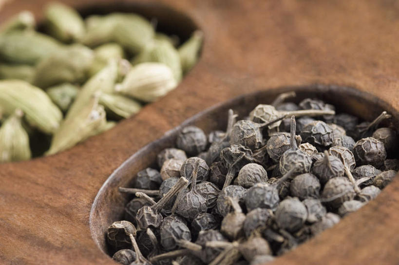 无人,横图,室内,特写,白天,正面,植物,一堆,许多,堆叠,堆积,木盒,种子,草药,药草,中药,盒子,堆,豆蔻,花椒,药材,中草药,中药材,本草,消食,白豆蔻,彩图,开胃