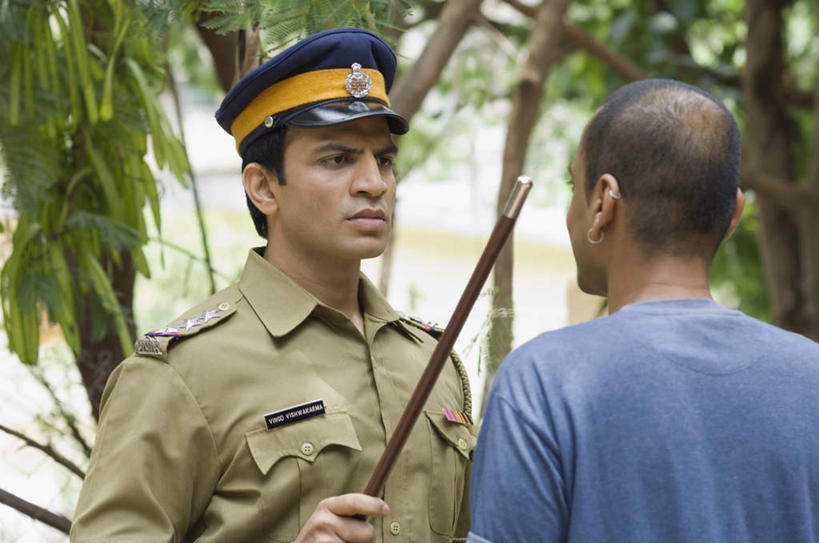 背部,两个人,站,横图,室外,白天,正面,工作服,制服,树林,植物,亚洲,握,朦胧,模糊,棍子,拿,拿着,注视,树,树木,绿色,自然,观察,看,站着,握着,军帽,生长,成长,观看,军人,木棍,察看,犯人,关注,军服,囚犯,工作制服,监犯,囚徒,罪人,男人,男性,年轻男性,亚洲人,印度人,站立,半身,彩图,工作套服