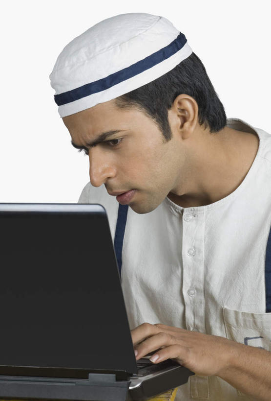 一个人,站,竖图,室内,白天,白色背景,正面,制服,电脑,笔记本电脑,指示牌,帽子,亚洲,仅一个男性,仅一个人,网络,标志,数字,文字,注视,通讯设备,标识,仅一个年轻男性,观察,看,站着,摄影,影棚,观看,犯罪,察看,无线,犯人,罪犯,关注,通信设备,无线网络,无线上网,便携式电脑,盗贼,手提电脑,男人,男性,年轻男性,亚洲人,印度人,站立,半身,彩图,影棚拍摄,拍摄,法律