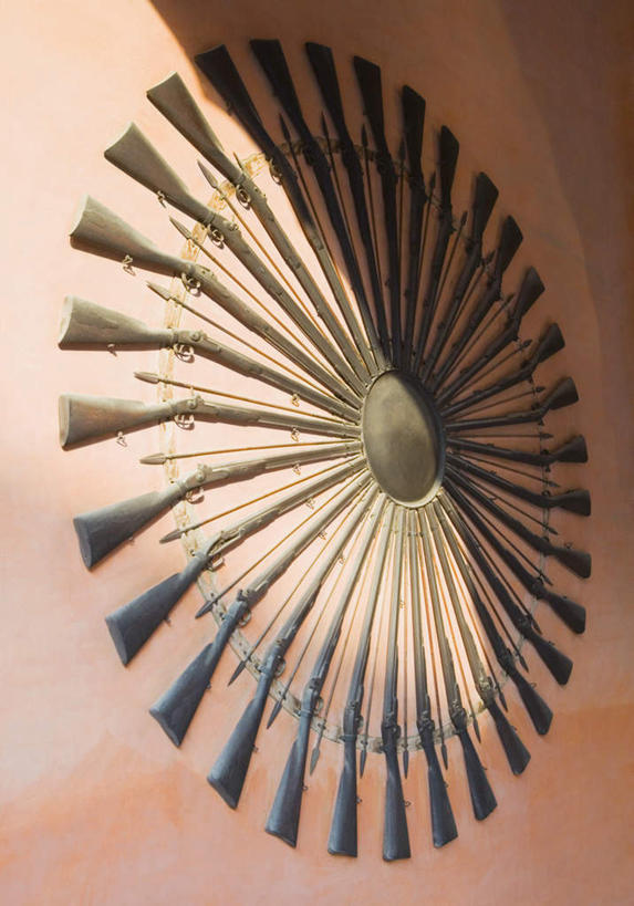 无人,竖图,室外,特写,白天,正面,度假,竞争,美景,城市风光,城市,指示牌,印度,亚洲,许多,对抗,朦胧,模糊,环绕,冲突,围绕,标志,枪支,文字,墙,景观,环抱,方向,破坏,娱乐,标识,箭头,墙壁,墙面,红色,享受,休闲,武器,景色,放松,战争,手枪,损坏,指向,攻击,威胁,对立,矛盾,兵器,南亚,防御,枪械,来福枪,来复枪,拉贾斯坦邦,拉贾斯坦,印度共和国,弹夹,敌对,挫败,斗争,抗拒,抗衡,簇,杀伤,威慑,萦绕,子弹夹,危险,彩图