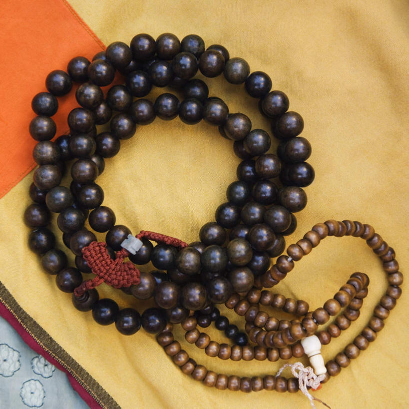 无人,横图,俯视,室内,特写,白天,节日,两串,文化,黄色,祈祷,健康,许愿,宗教,佛教,信仰,纪念,佛珠,祈求,袈裟,释教,法衣,平安,彩图,高角度拍摄