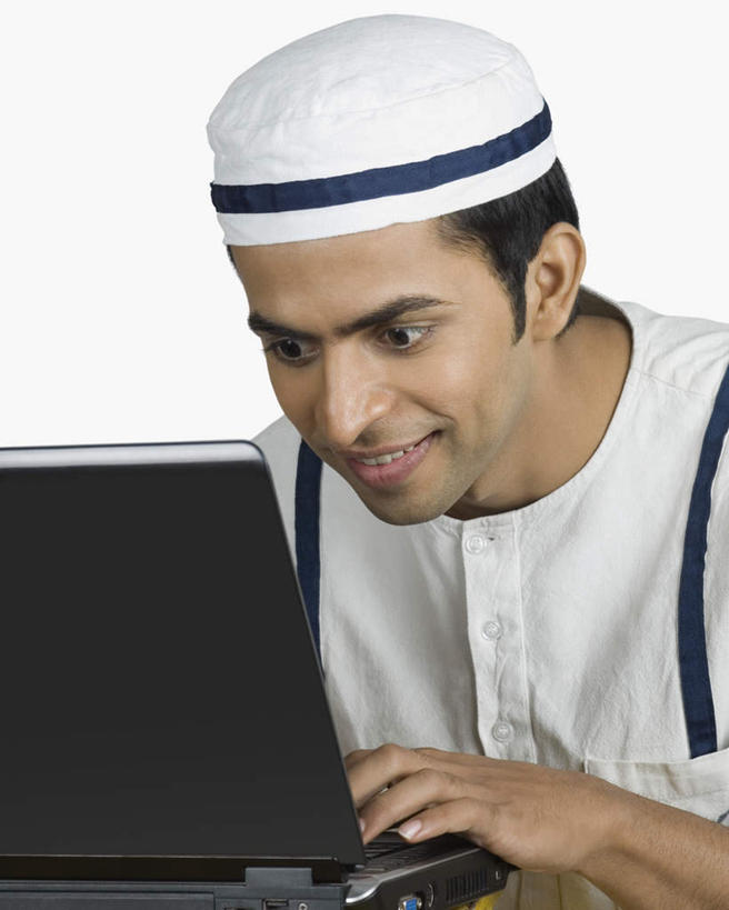 一个人,站,笑,微笑,露齿笑,竖图,室内,白天,白色背景,正面,制服,电脑,笔记本电脑,帽子,亚洲,仅一个男性,仅一个人,敲打,网络,注视,输入,通讯设备,仅一个年轻男性,打字,观察,看,站着,摄影,影棚,观看,点击,敲击,犯罪,察看,无线,犯人,罪犯,关注,通信设备,无线网络,无线上网,便携式电脑,盗贼,按键,手提电脑,男人,男性,年轻男性,亚洲人,印度人,站立,半身,彩图,影棚拍摄,拍摄,法律