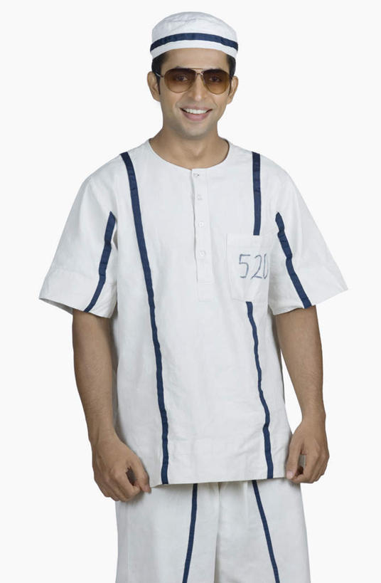 一个人,站,竖图,室内,白天,白色背景,正面,制服,指示牌,帽子,亚洲,仅一个男性,仅一个人,戴,标志,墨镜,数字,文字,眼镜,注视,标识,仅一个年轻男性,太阳镜,太阳眼镜,观察,看,站着,遮阳镜,摄影,影棚,观看,犯罪,察看,犯人,罪犯,关注,盗贼,男人,男性,年轻男性,亚洲人,印度人,站立,半身,彩图,影棚拍摄,拍摄,法律