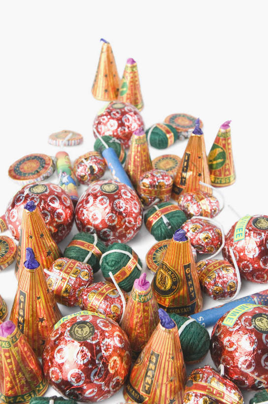 无人,竖图,俯视,室内,特写,白天,白色背景,鞭炮,一排,圆形,排列,导火线,摄影,影棚,队列,印度文化,圆锥形,爆竿,爆仗,爆竹,鞭爆,炮仗,彩图,高角度拍摄,影棚拍摄,拍摄