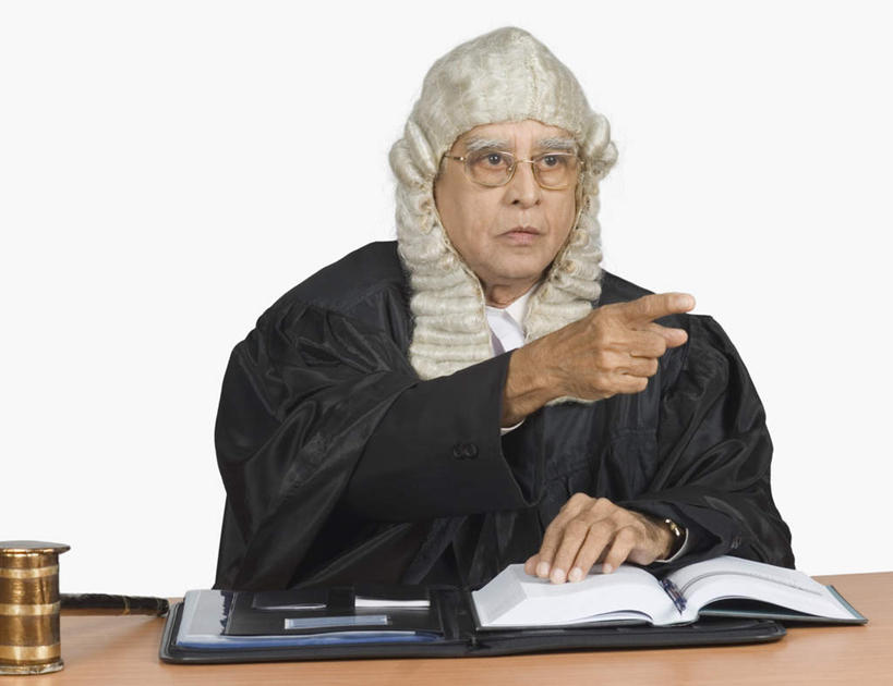 一个人,法官,坐,横图,室内,白天,白色背景,侧面,工作服,制服,书籍,亚洲,仅一个男性,仅一个人,仅一个中年男性,指,假发,眼镜,注视,方向,垫子,观察,看,手势,拍卖槌,拍卖锤,摄影,影棚,观看,察看,指向,食指,关注,近视眼镜,法槌,工作制服,法锤,男人,男性,中年男性,亚洲人,印度人,书,图书,坐着,半身,彩图,影棚拍摄,工作套服,拍摄,判事,推事