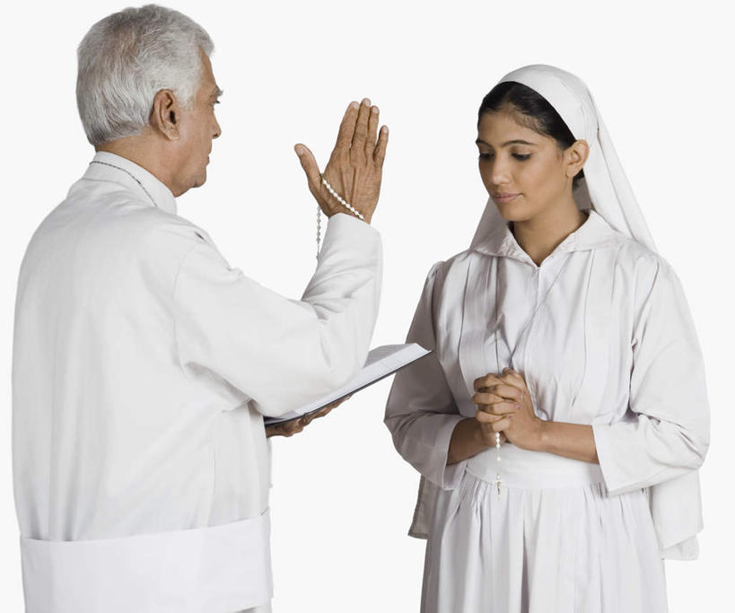 两个人,伙伴,朋友,牧师,传教士,站,闭眼,双手交叉,横图,室内,白天,白色背景,正面,民族服装,友谊,书籍,亚洲,十字架,头巾,祈祷,站着,摄影,影棚,友情,男人,男性,女人,女性,中年男性,中年女性,亚洲人,印度人,书,图书,传道者,祭司,教士,神甫,神父,闭眼睛,闭着眼,闭着眼睛,十字手,站立,半身,彩图,影棚拍摄,传统服装,民俗服,拍摄