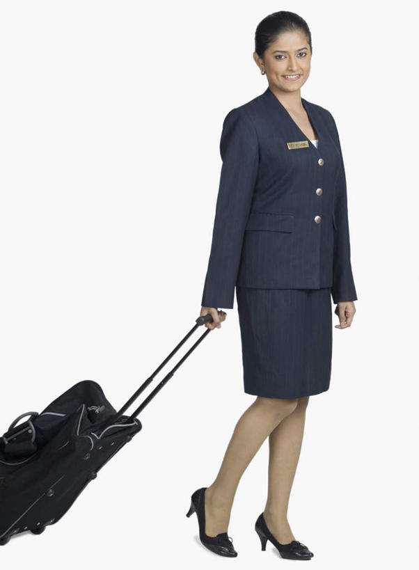 一个人,空姐,站,笑,微笑,露齿笑,竖图,室内,白天,白色背景,正面,工作服,制服,指示牌,亚洲,仅一个女性,仅一个人,握,标志,拉杆箱,旅行箱,文字,拿,拿着,注视,标识,行李箱,箱子,观察,看,站着,仅一个中年女性,乘务员,航空乘务员,空乘,握着,摄影,影棚,观看,出差,察看,关注,工作制服,女人,女性,中年女性,亚洲人,印度人,站立,彩图,全身,影棚拍摄,工作套服,旅行,拍摄