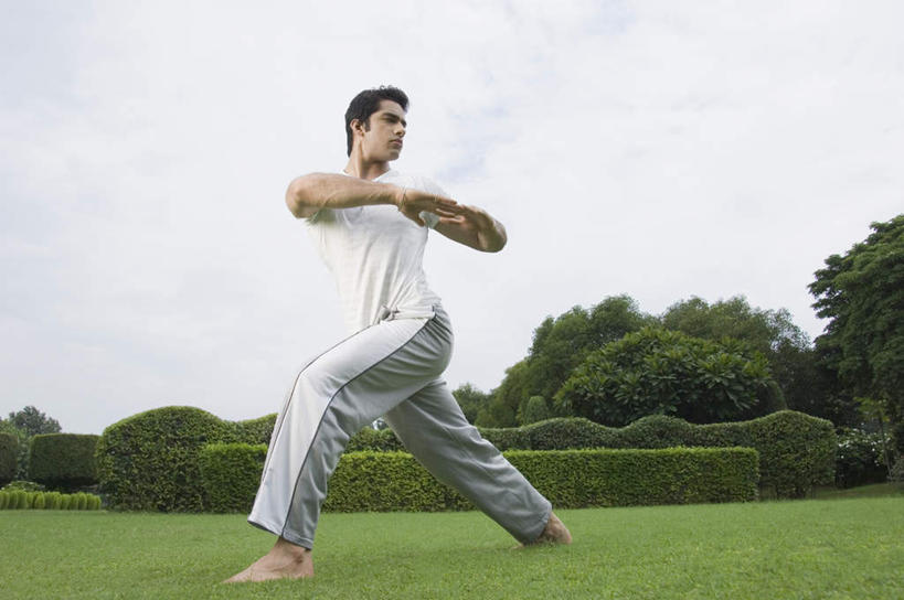 一个人,站,横图,室外,白天,仰视,锻炼,瑜伽,运动,草地,草坪,树林,植物,亚洲,仅一个男性,仅一个人,服装,云,云朵,云彩,注视,休闲装,光脚,草,树,树木,仅一个年轻男性,衣服,绿色,白云,蓝天,天空,自然,天,观察,看,站着,休闲,赤脚,休闲服,弓步,养生,服饰,生长,成长,观看,察看,关注,体育,男人,男性,年轻男性,亚洲人,印度人,站立,彩图,低角度拍摄,全身,健身