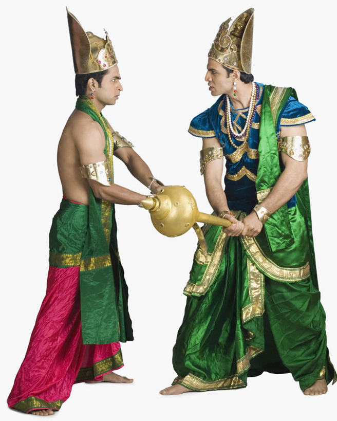 两个人,站,竖图,室内,白天,白色背景,正面,戏服,游戏,皇冠,亚洲,表演,握,服装,拿,玩,拿着,注视,娱乐,衣服,观察,看,站着,休闲,握着,摄影,服饰,影棚,观看,活动,打架,权威,察看,衣着,穿着,发泄,高贵,关注,消遣,智力,打斗,和平,角色扮演,表演服,演出服,斗殴,宣泄,地位,权力,统治,衣饰,演戏,符节,节钺,节杖,道具服,男人,男性,年轻男性,亚洲人,印度人,王冠,玩耍,嬉戏,站立,彩图,全身,影棚拍摄,拍摄