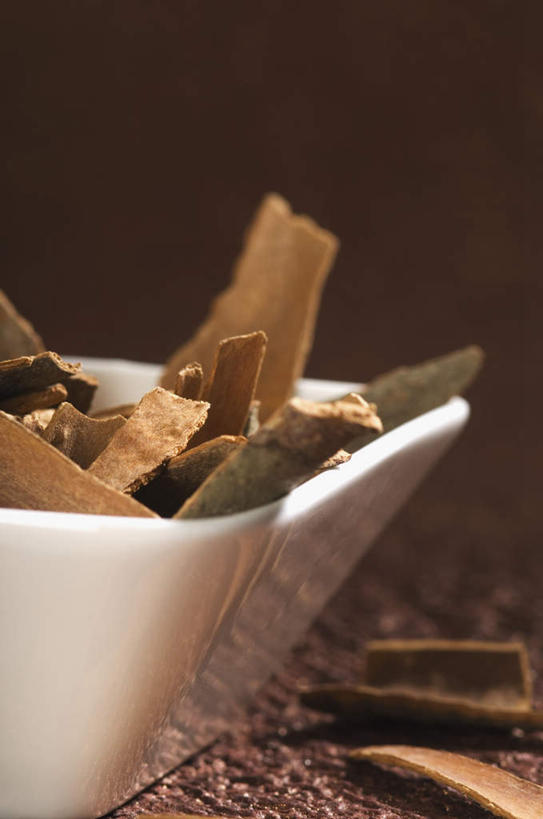 无人,竖图,室内,特写,白天,正面,陶瓷,调味,香料,佐料,陶瓷制品,肉桂,一个,容器,碗,单个,储藏,配料,储存,桂皮,作料,官桂,牡桂,筒桂,香桂,玉桂,彩图,贮存