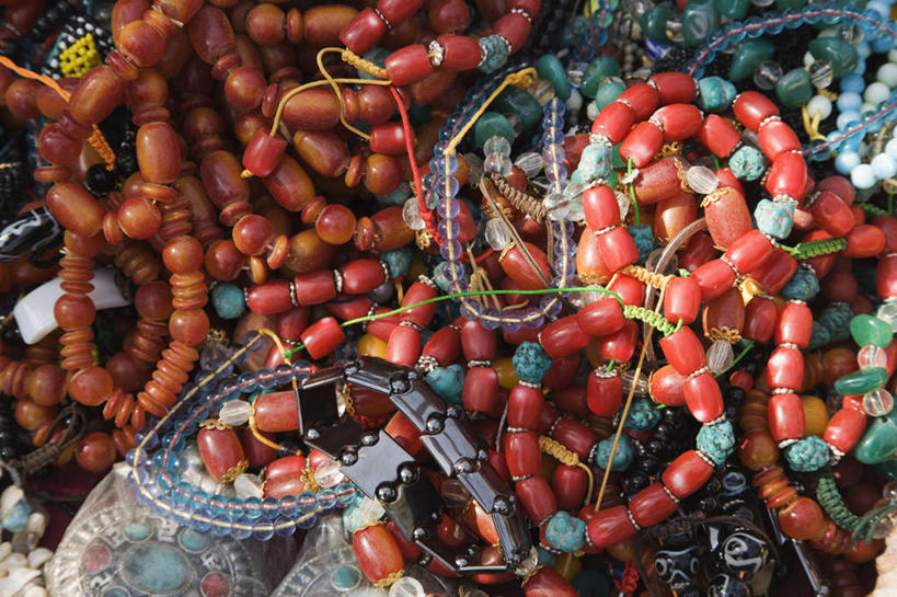 无人,商店,横图,俯视,室外,特写,白天,购物,消费,静物,一堆,堆叠,堆积,凌乱,商铺,装饰品,饰品,手链,首饰,金融,手镯,堆,混乱,镯子,选购,贸易,血拼,市肆,商号,纷乱,缭乱,庞杂,彩图,高角度拍摄,店铺