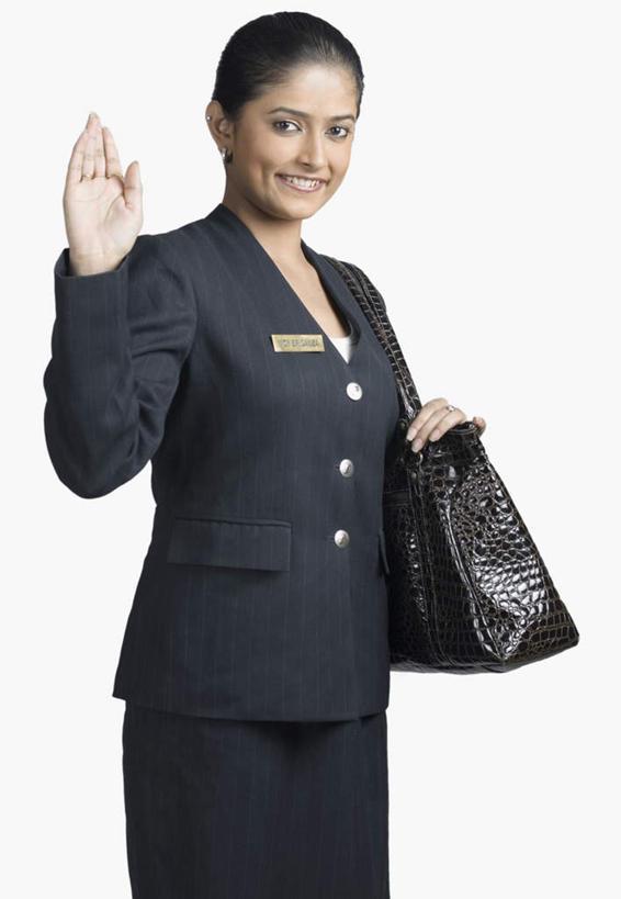 一个人,商务人士,商务女性,站,举,竖图,室内,白天,白色背景,侧面,亚洲,仅一个年轻女性,仅一个女性,仅一个人,套装,包,皮包,拿,挥手,拿着,注视,再见,观察,看,手势,托,站着,招手,摄影,影棚,告别,观看,单肩包,察看,关注,商务装,摆动,工薪阶层,离别,辞行,年轻女性,女人,女性,亚洲人,印度人,白领,上班族,举起,举手,举着,向上举,向上伸,向上托,站立,半身,彩图,影棚拍摄,拍摄