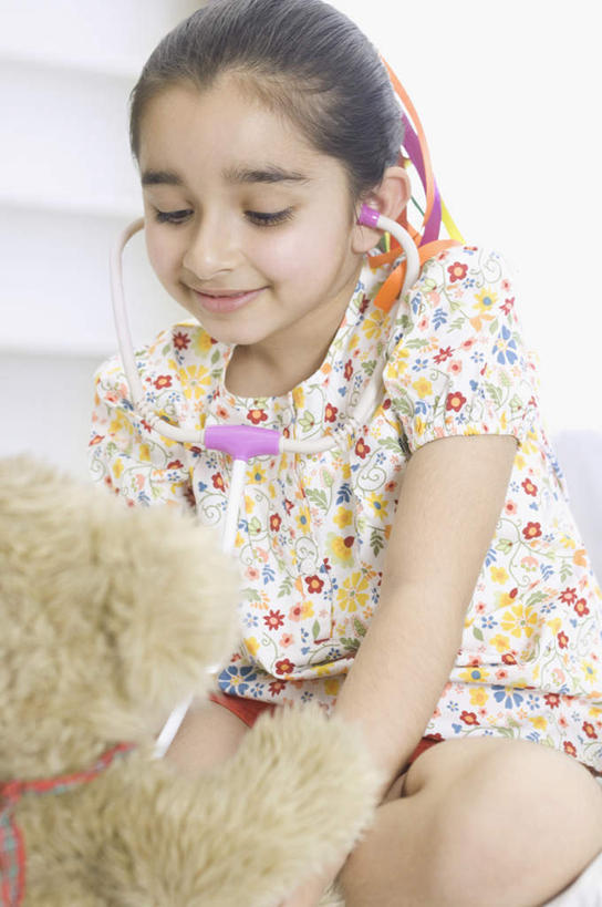 儿童,一个人,坐,竖图,室内,白天,正面,纯洁,玩具,亚洲,仅一个女性,仅一个人,服装,拿,拿着,注视,休闲装,小孩,衣服,听诊器,观察,看,仅一个小孩,休闲,休闲服,可爱,童年,童趣,服饰,观看,布偶,察看,医疗设备,关注,童真,烂漫,无邪,天真,女孩,女人,女性,亚洲人,印度人,孩子,坐着,半身,彩图,女生