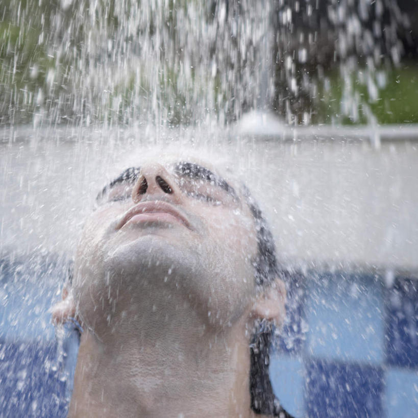 脸,头,脸颊,一个人,站,闭眼,横图,室外,特写,白天,正面,亚洲,仅一个男性,仅一个人,飞溅,溅,液体,花洒,莲蓬头,仅一个年轻男性,站着,喷洒,喷雾头,男人,男性,年轻男性,亚洲人,印度人,头部,脸部,脸蛋,面部,闭眼睛,闭着眼,闭着眼睛,抬头,仰头,站立,半身,彩图