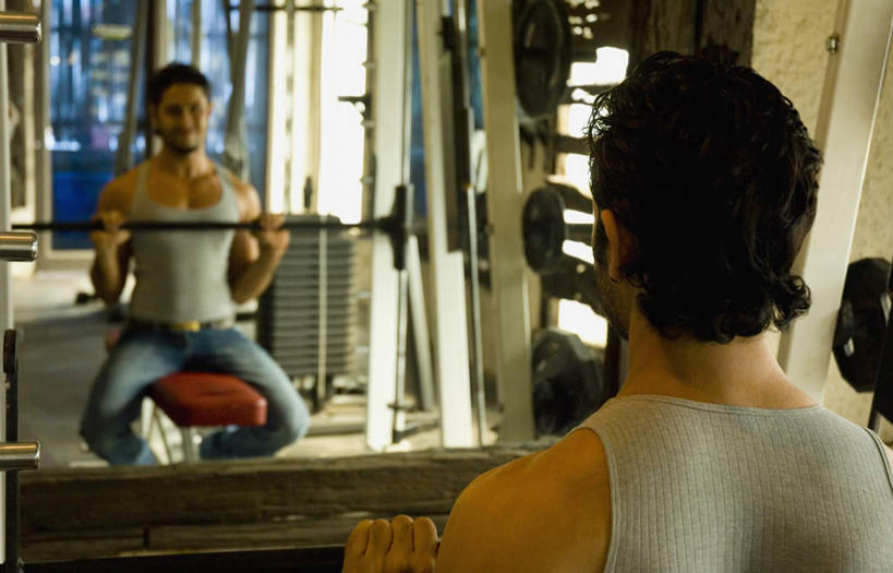 一个人,健身房,坐,横图,室内,白天,锻炼,运动,镜子,亚洲,仅一个男性,仅一个人,服装,注视,休闲装,仅一个年轻男性,背面,衣服,观察,看,休闲,休闲服,服饰,观看,镜像,察看,镜面,关注,健身器材,举重机,举重床,体育,男人,男性,年轻男性,亚洲人,印度人,坐着,半身,彩图,健身,健身馆