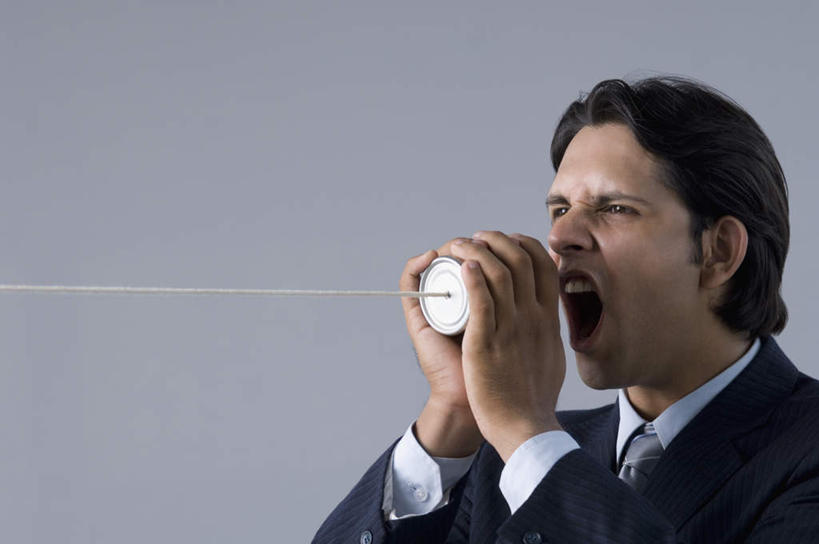 一个人,商务人士,商务男性,横图,室内,白天,侧面,衬衫,西装,亚洲,仅一个男性,仅一个人,握,灰色背景,套装,正装,拿,拿着,注视,职业装,喇叭,仅一个年轻男性,话筒,观察,看,张嘴,握着,摄影,影棚,观看,大叫,察看,喊叫,关注,传声筒,商务装,张大嘴巴,工薪阶层,男人,男性,年轻男性,亚洲人,印度人,白领,上班族,张开嘴,半身,彩图,影棚拍摄,衬衣,拍摄