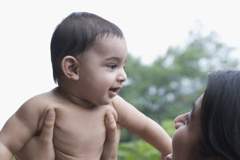 婴儿,儿童,两个人,家庭,母亲,横图,室内,白天,仰视,纯洁,植物,亚洲,注视,裸露,树,树木,小孩,绿色,自然,观察,看,温暖,温馨,一家人,可爱,母爱,童年,童趣,活泼,生长,成长,观看,和睦,察看,关注,宝宝,裸,童真,纯真,烂漫,无邪,母婴,伶俐,天真,年轻女性,女人,女性,亚洲人,印度人,孩子,年轻人,半身,彩图,低角度拍摄,融洽