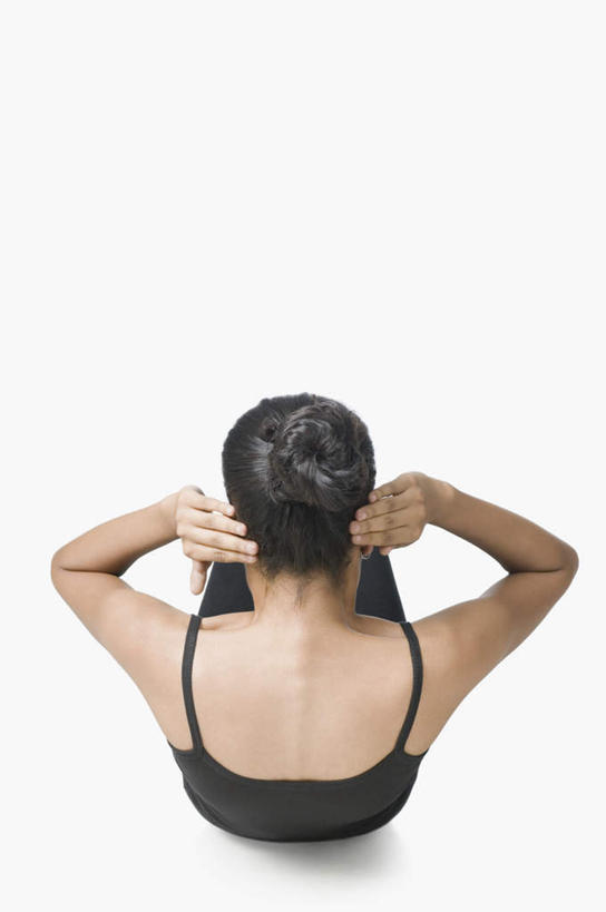 一个人,仰卧起坐,竖图,室内,白天,白色背景,锻炼,运动,亚洲,仅一个年轻女性,仅一个女性,仅一个人,服装,注视,休闲装,背面,衣服,观察,看,休闲,休闲服,摄影,服饰,影棚,观看,察看,关注,体育,年轻女性,女人,女性,亚洲人,印度人,仰卧,彩图,全身,影棚拍摄,健身,拍摄