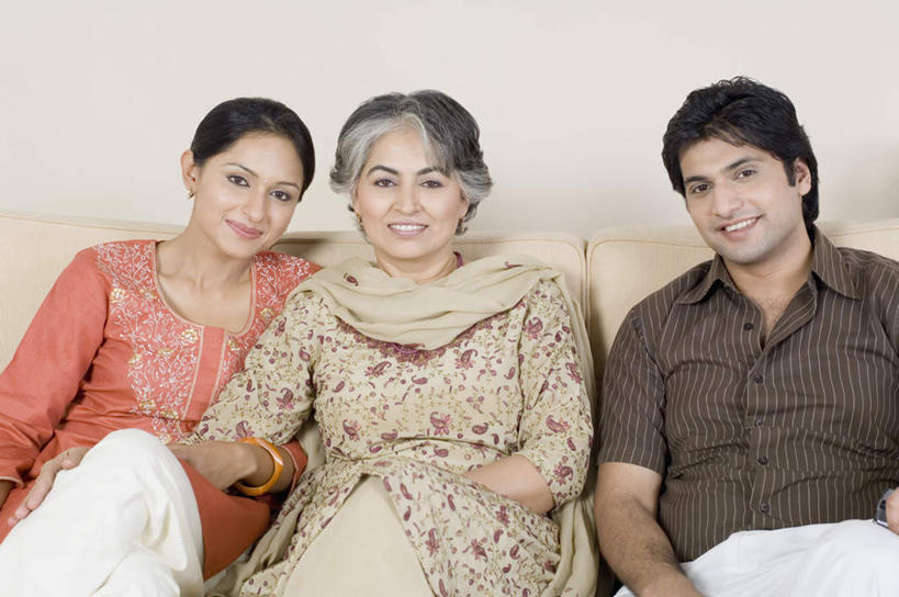 头发,三个人,家庭,夫妻,母亲,女儿,儿子,客厅,坐,笑,微笑,露齿笑,横图,室内,白天,正面,爱情,沙发,亚洲,服装,浪漫,注视,休闲装,衣服,白色,观察,看,休闲,温暖,温馨,母女,母子,一家人,休闲服,恩爱,母爱,恋人,服饰,观看,和睦,察看,起居室,关注,布艺沙发,男人,男性,年轻男性,年轻女性,女人,女性,中年女性,亚洲人,印度人,夫妇,情侣,坐着,半身,彩图,伴侣,融洽