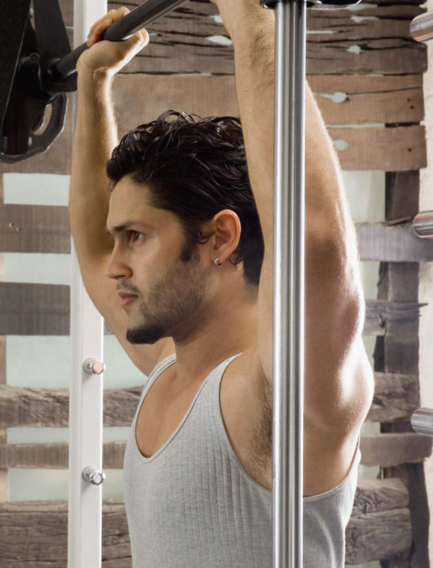 一个人,站,举,竖图,室内,白天,侧面,锻炼,运动,举重,杠铃,亚洲,仅一个男性,仅一个人,服装,注视,休闲装,运动器械,仅一个年轻男性,衣服,观察,看,托,站着,休闲,休闲服,健身器械,服饰,观看,察看,健美,关注,瘦身,健身器材,塑形,杠铃操,体育,杠铃运动,男人,男性,年轻男性,亚洲人,印度人,举起,举手,举着,向上举,向上伸,向上托,站立,半身,彩图,健身,运动器材,举重运动