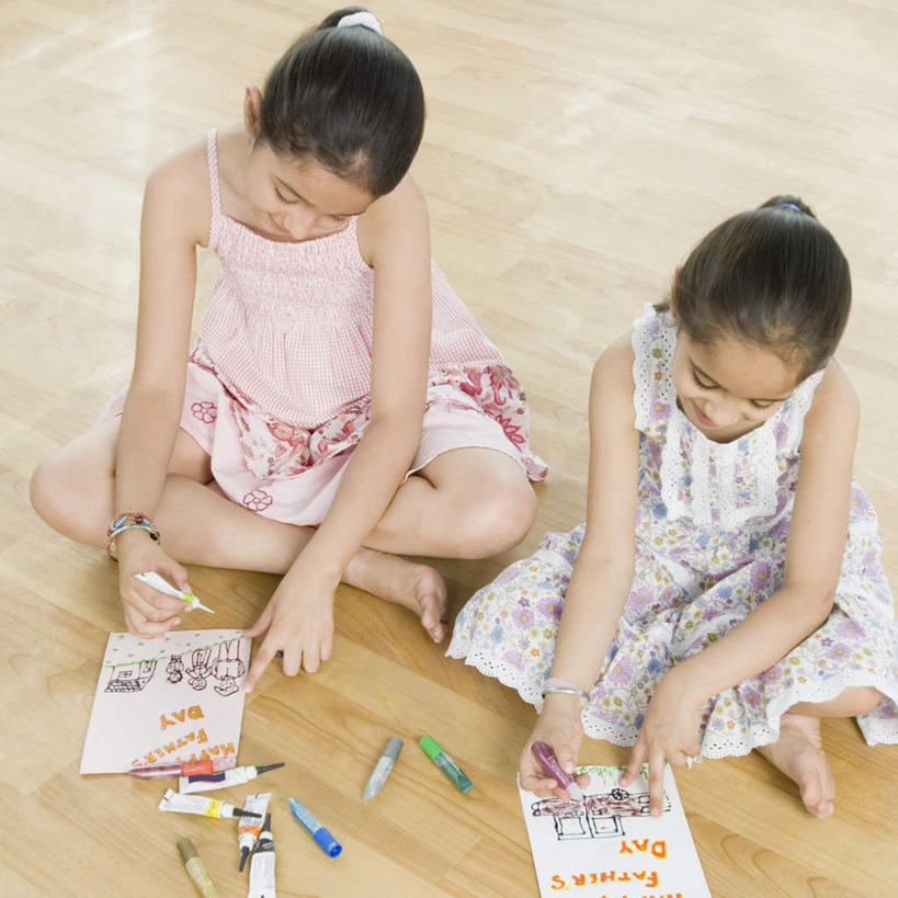 儿童,两个人,家庭,坐,横图,俯视,室内,白天,纯洁,地板,亚洲,握,写字,服装,笔,办公用品,地面,拿,拿着,注视,休闲装,木地板,文具,小孩,衣服,铅笔,学习用品,观察,看,休闲,温暖,温馨,一家人,休闲服,可爱,童年,童趣,握着,服饰,观看,文具用品,和睦,察看,关注,童真,烂漫,无邪,天真,女孩,女人,女性,亚洲人,印度人,坐着,彩图,高角度拍摄,全身,融洽,女生