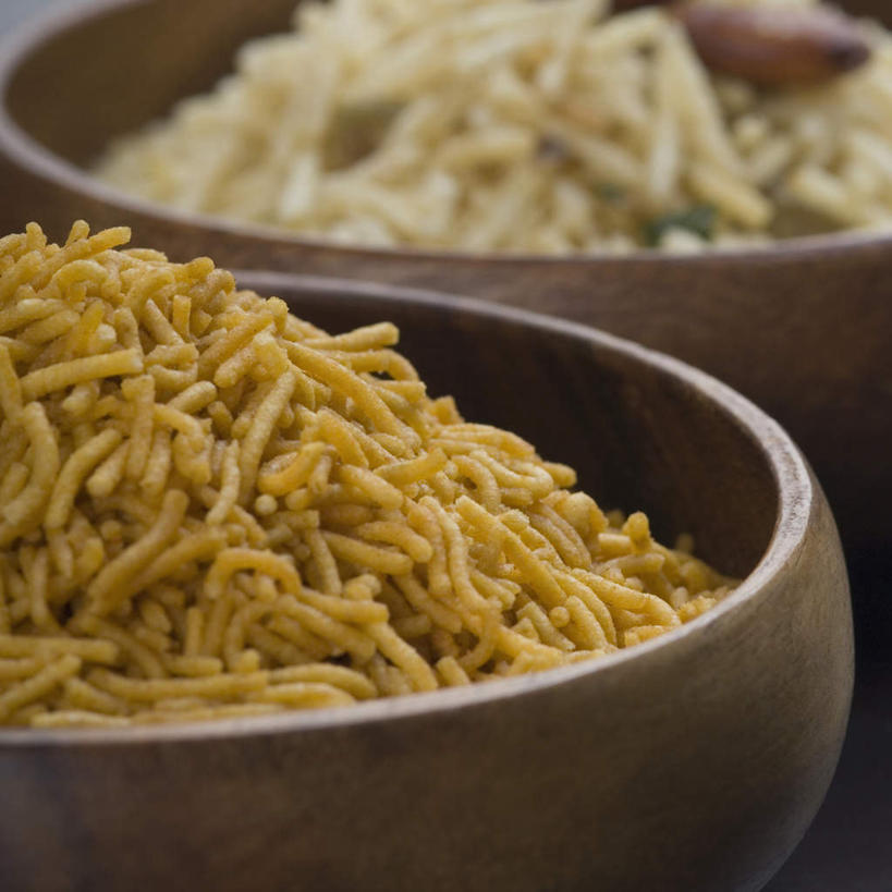 无人,横图,俯视,室内,特写,白天,餐桌,桌子,一堆,阴影,堆叠,堆积,朦胧,模糊,反射,木制,影子,谷类,谷物,油炸,米,两个,木制品,容器,碗,金色,餐台,储藏,堆,储存,香米,印度香米,巴斯马蒂大米,巴斯马蒂香米,香稻,彩图,高角度拍摄,贮存