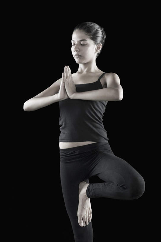 一个人,站,闭眼,竖图,室内,白天,正面,锻炼,瑜伽,运动,吊带,亚洲,仅一个年轻女性,仅一个女性,仅一个人,黑色背景,服装,祝福,吊带衫,虔诚,衣服,黑色,祈祷,双手合十,站着,养生,摄影,服饰,影棚,单脚站立,衣着,穿着,感谢,合掌,合十礼,合掌礼,合十,莲华合掌,感恩,衣饰,体育,年轻女性,女人,女性,亚洲人,印度人,闭眼睛,闭着眼,闭着眼睛,站立,半身,彩图,影棚拍摄,健身,拍摄