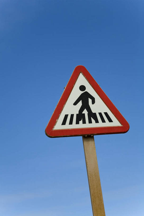 西方人,一个人,无人,走,竖图,室外,特写,白天,仰视,人行横道,指示牌,德国,欧洲,欧洲人,仅一个男性,仅一个人,阴影,光线,标志,三角形,图形,文字,影子,人行道,几何,标识,仅一个年轻男性,蓝色,蓝天,天空,阳光,天,晴朗,西欧,数学,人行横道线,万里无云,德意志联邦共和国,巴伐利亚,巴伐利亚州,拜恩州,拜恩自由州,男人,男性,年轻男性,白种人,晴空,晴空万里,斑马线,步行,散步,走路,彩图,低角度拍摄,全身,几何图形