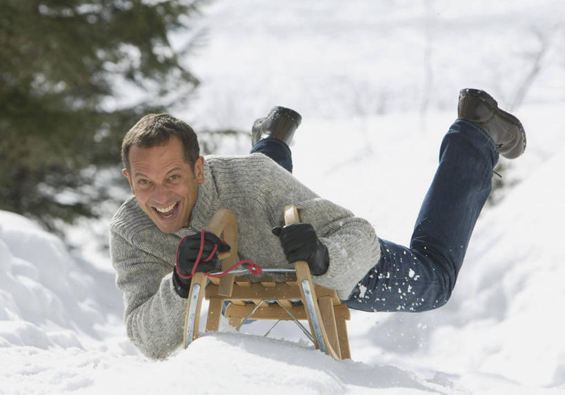 西方人,一个人,笑,微笑,露齿笑,横图,室外,白天,正面,锻炼,旅游,度假,运动,美景,雪,植物,大雪,松树,欧洲,欧洲人,仅一个男性,仅一个人,仅一个中年男性,握,阴影,服装,裤子,朦胧,模糊,装饰,光线,影子,积雪,景观,雪景,冬季,冬天,注视,牛仔裤,休闲装,娱乐,车,树,树木,衣服,绿色,阳光,自然,手套,交通工具,观察,看,趴着,享受,休闲,温暖,休闲服,景色,放松,寒冷,握着,服饰,生长,成长,观看,保暖,华丽,雪橇,点缀,察看,御寒,关注,自然风光,载具,室外运动,坚定,雪橇车,户外运动,衬托,美观,雅致,雅观,长寿,严寒,贞洁,男人,男性,中年男性,白种人,趴,彩图,全身,健身