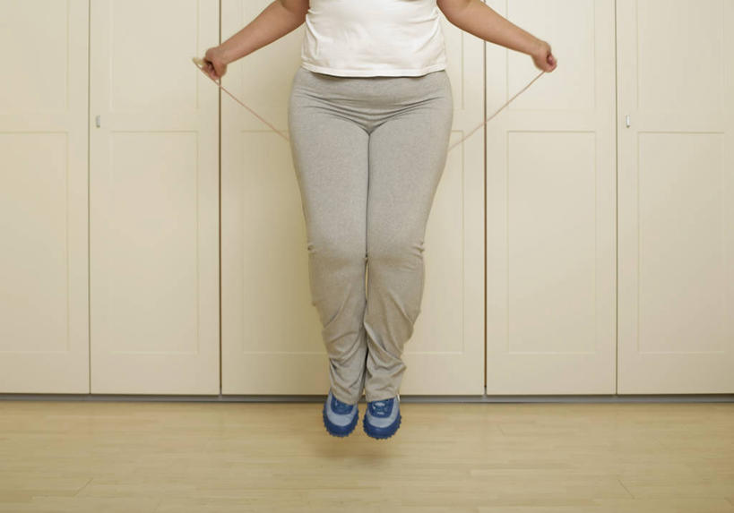 西方人,一个人,健身房,跳,横图,室内,白天,正面,运动服,锻炼,运动,柜子,欧洲,欧洲人,仅一个年轻女性,仅一个女性,仅一个人,握,阴影,服装,反射,影子,储物柜,半空,拿,拿着,娱乐,运动器械,衣服,绳子,享受,休闲,健身器械,放松,握着,服饰,衣着,储存,穿着,健身器材,室内运动,衣饰,储备,蕴藏,贮备,年轻女性,女人,女性,白种人,跳跃,半身,彩图,健身,健身馆,短绳,贮存,运动器材,运动装