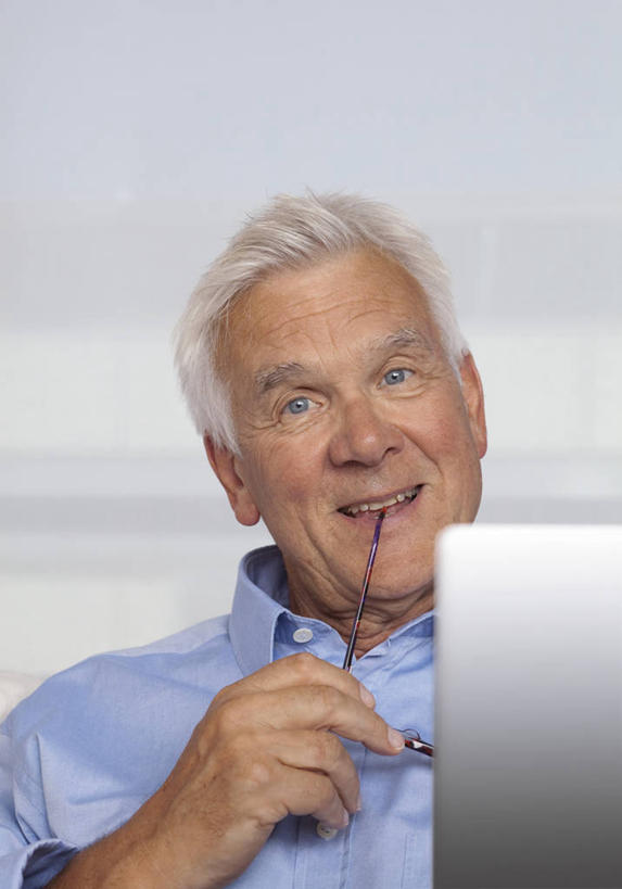 西方人,一个人,坐,笑,微笑,露齿笑,竖图,室内,白天,正面,衬衫,电脑,笔记本电脑,欧洲,欧洲人,仅一个男性,仅一个人,一副,握,咬,服装,朦胧,模糊,网络,眼镜,拿,拿着,注视,通讯设备,衣服,蓝色,观察,看,仅一个老年男性,握着,服饰,观看,老花镜,咬着,察看,无线,衣着,穿着,关注,通信设备,无线网络,无线上网,便携式电脑,衣饰,远视眼镜,手提电脑,老年男性,男人,男性,白种人,坐着,半身,彩图,衬衣