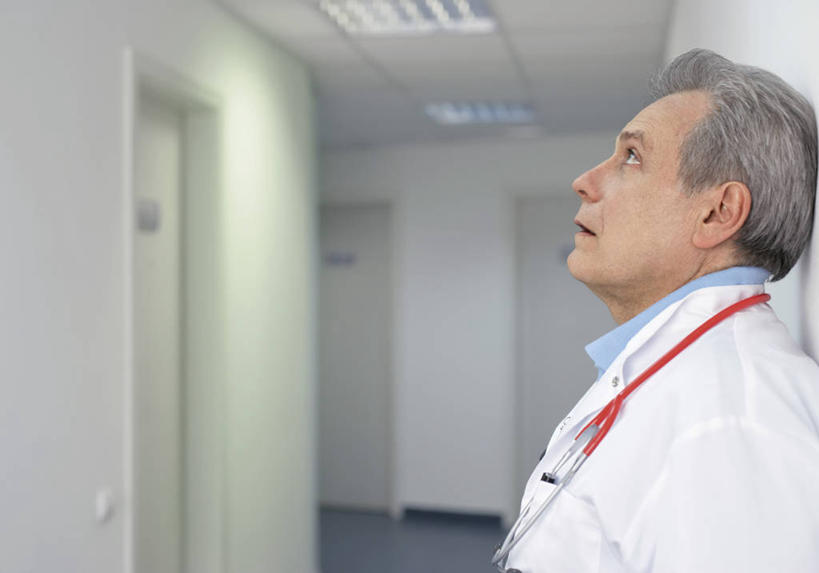 西方人,一个人,医生,医院,站,横图,室内,白天,侧面,工作服,制服,失败,照明,欧洲,欧洲人,仅一个男性,仅一个人,仅一个中年男性,阴影,沮丧,反射,影子,墙,走道,走廊,过道,灯光,注视,顶灯,墙壁,墙面,灯,白色,听诊器,灯具,观察,看,靠,靠着,倚靠,站着,医护人员,医疗人员,难受,无奈,观看,失望,悲伤,照亮,察看,医疗设备,伤心,倚着,难过,白大褂,照明设备,关注,失落,医疗器械,医疗工具,颓废,医疗机构,挫败,受挫,落败,落空,错过,失足,失意,失策,失算,颓丧,衰颓,悲哀,懊丧,颓靡,气馁,丧气,工作制服,检测工具,败北,挫折,失利,男人,男性,中年男性,白种人,大夫,抬头,仰头,站立,半身,彩图,工作套服,病院,诊所