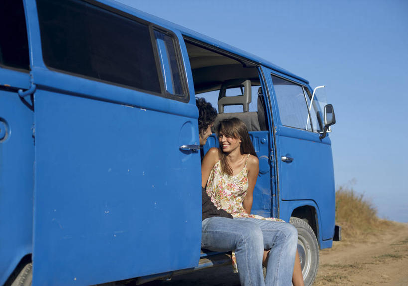 西方人,两个人,坐,笑,微笑,露齿笑,横图,室外,白天,正面,爱情,植物,公共汽车,欧洲,欧洲人,阴影,服装,裤子,枯萎,光线,影子,巴士,枯草,公交车,浪漫,扭头,注视,牛仔裤,休闲装,相视,车,草,衣服,黄色,蓝色,蓝天,天空,阳光,交通工具,天,观察,看,转头,休闲,温暖,温馨,面对面,休闲服,恩爱,恋人,服饰,晴朗,观看,对视,和睦,察看,互视,关注,载具,相对,万里无云,相看,男人,男性,年轻男性,年轻女性,女人,女性,白种人,情侣,晴空,晴空万里,坐着,半身,彩图,伴侣,融洽