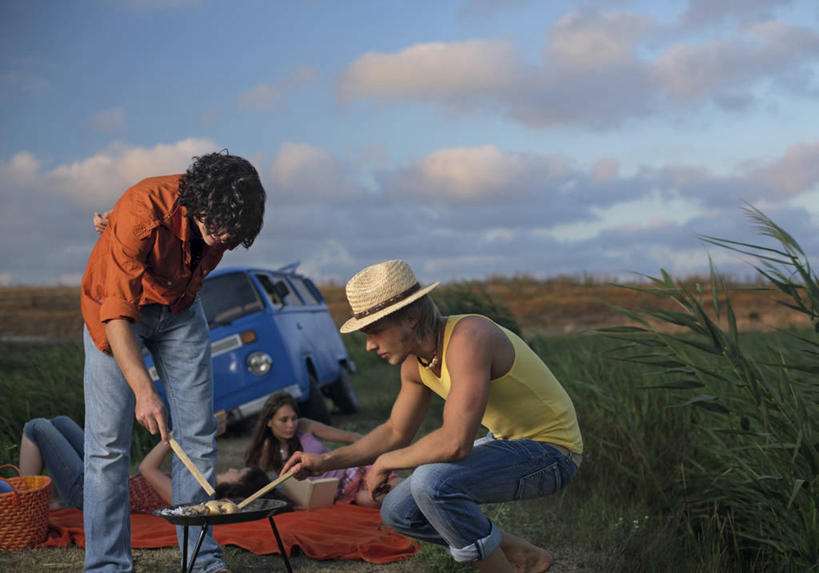 西方人,四个人,伙伴,朋友,站,躺,蹲,横图,室外,白天,正面,爱情,烧烤,友谊,日落,植物,公共汽车,帽子,欧洲,欧洲人,弯腰,握,阴影,服装,枯萎,光线,影子,坐垫,晚霞,霞光,落日,巴士,枯草,烤架,公交车,烤肉,浪漫,拿,拿着,注视,休闲装,车,草,衣服,黄色,蓝色,阳光,黄昏,遮阳帽,交通工具,观察,看,站着,休闲,温暖,温馨,休闲服,铁架,彩霞,恩爱,握着,恋人,服饰,观看,和睦,察看,关注,载具,弯身,野餐垫,野餐地毯,多功能毯,夕照,薄暮,卧着,友情,男人,男性,年轻男性,年轻女性,女人,女性,白种人,情侣,夕阳,蹲着,躺着,卧,站立,半身,彩图,傍晚,伴侣,融洽,斜阳