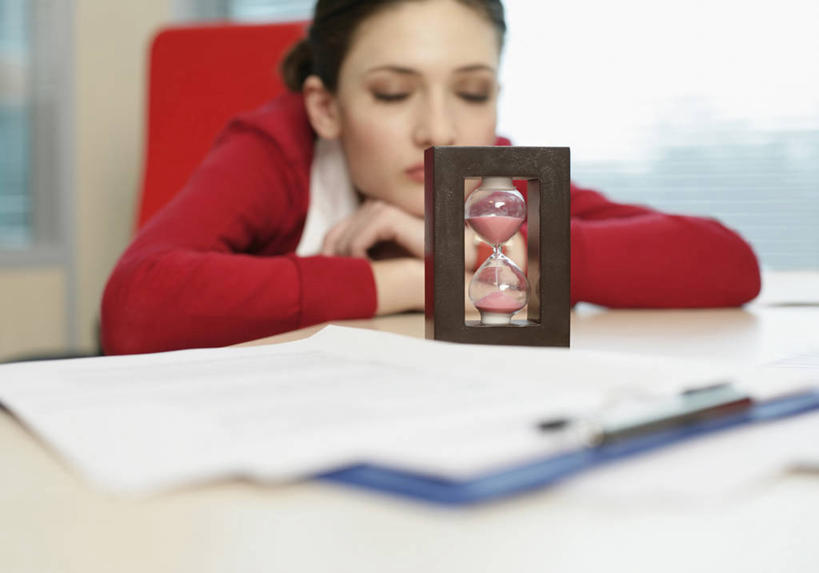 西方人,一个人,商务人士,商务女性,办公室,闭眼,睡,横图,室内,白天,正面,家具,桌子,计时器,沙漏,椅子,欧洲,欧洲人,仅一个女性,仅一个人,阴影,套装,朦胧,模糊,时间,反射,材料,档案,沙子,文件,影子,纸,办公桌,计时,会议椅,手稿,资料,趴着,仅一个中年女性,疲倦,办公椅,定时器,证明,疲劳,准确,疲惫,文档,精准,商务装,困乏,工薪阶层,办公家具,疲乏,商务椅,培训椅,委顿,疲困,疲顿,疲钝,倦怠,怠倦,女人,女性,中年女性,白种人,白领,上班族,闭眼睛,闭着眼,闭着眼睛,困,困觉,趴,寝息,睡觉,半身,彩图