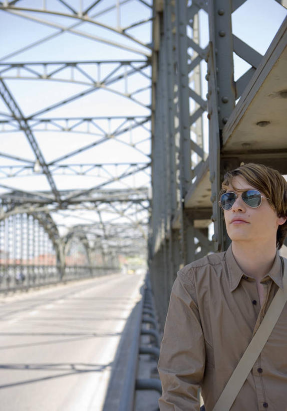 西方人,一个人,栏杆,站,竖图,室外,白天,正面,欧洲,欧洲人,仅一个男性,仅一个人,阴影,服装,光线,包,墨镜,眼镜,影子,围栏,扭头,注视,休闲装,护栏,仅一个年轻男性,衣服,蓝色,蓝天,天空,阳光,太阳镜,太阳眼镜,建筑工地,天,观察,看,靠,靠着,倚靠,站着,转头,休闲,休闲服,遮阳镜,服饰,晴朗,观看,察看,倚着,关注,斜挎包,万里无云,地盘,建筑地盘,施工地盘,男人,男性,年轻男性,白种人,晴空,晴空万里,站立,半身,彩图,工地