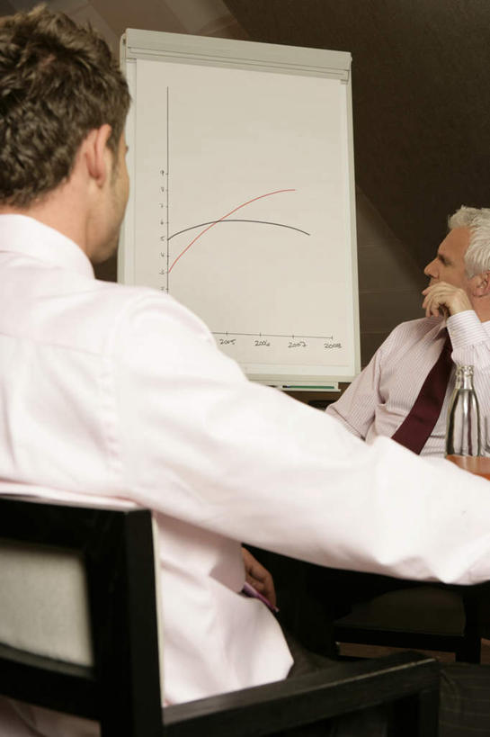 西方人,背部,两个人,同事,商务人士,商务男性,办公室,坐,说,竖图,室内,白天,正面,衬衫,讨论,成功,合作,团队,集体,信心,桌子,椅子,欧洲,欧洲人,撑,套装,标志,数字,文字,字符,办公桌,墙,扭头,托腮,注视,标识,队伍,墙壁,墙面,玻璃制品,酒瓶,白板,玻璃瓶,会议椅,瓶子,观察,看,托,转头,阿拉伯数字,观看,办公椅,察看,领导,成就,关注,托下巴,商务装,记录板,合伙,领袖,工薪阶层,记事板,商务椅,培训椅,交流,老年男性,男人,男性,年轻男性,白种人,白领,上班族,沟通,讲话,交谈,商讨,说话,谈话,坐着,半身,彩图,衬衣