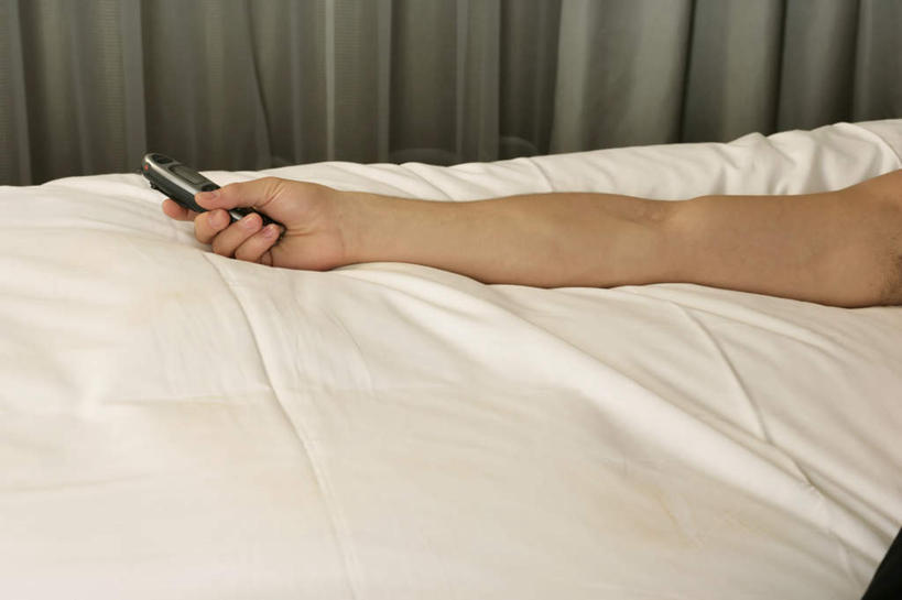 西方人,一个人,躺,打电话,横图,俯视,室内,白天,窗帘,床,卧室,电话,手机,欧洲,欧洲人,仅一个男性,仅一个人,握,墙,双人床,床单,拿,拿着,通讯设备,被子,裸露,墙壁,墙面,仅一个年轻男性,握着,被单,裸,卧着,交流,男人,男性,年轻男性,白种人,手臂,沟通,躺着,通话,卧,半身,彩图,高角度拍摄,睡房,卧房