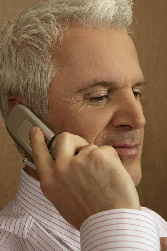 西方人,脸,头,脸颊,一个人,商务人士,商务男性,说,打电话,竖图,室内,特写,白天,侧面,衬衫,讨论,电话,手机,欧洲,欧洲人,仅一个男性,仅一个人,握,套装,拿,拿着,注视,通讯设备,仅一个年轻男性,观察,看,握着,观看,察看,关注,商务装,工薪阶层,交流,男人,男性,年轻男性,白种人,头部,脸部,脸蛋,面部,白领,上班族,沟通,讲话,交谈,商讨,说话,谈话,通话,半身,彩图,衬衣