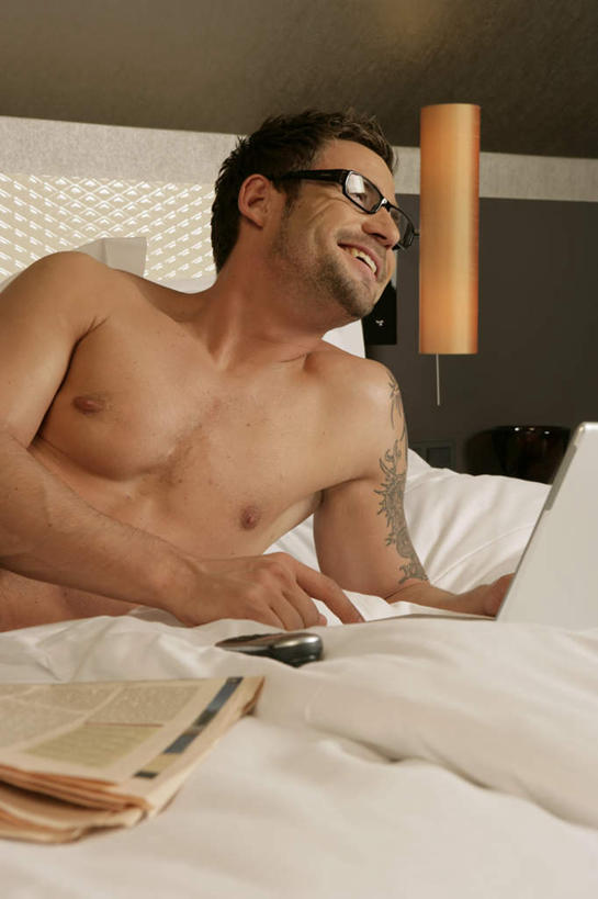 西方人,一个人,商务人士,商务男性,笑,打电话,微笑,露齿笑,竖图,室内,白天,正面,衬衫,时尚,电脑,笔记本电脑,床,卧室,报纸,电话,手机,照明,欧洲,欧洲人,仅一个男性,仅一个人,敲打,套装,网络,信息,眼镜,墙,灯光,床单,注视,文化,输入,通讯设备,被子,纹身,墙壁,墙面,灯,仅一个年轻男性,灯具,打字,观察,看,趴着,个性,单人床,信仰,观看,新闻,点击,敲击,照亮,察看,无线,被单,照明设备,关注,刺青,床头灯,追求,通信设备,商务装,无线网络,近视眼镜,想象,无线上网,便携式电脑,工薪阶层,文身,勇气,崇拜,张扬,交流,按键,手提电脑,男人,男性,年轻男性,白种人,白领,上班族,沟通,趴,通话,半身,彩图,衬衣,睡房,卧房,报刊